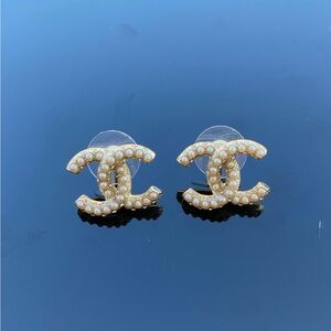 CHANEL Cream and Gold Pearl Earrings